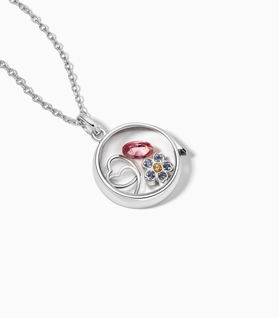 9carat white gold, round shaped locket, set with a bevel edged, crystal glass front and a flat crystal glass back. The locket is designed with a side hindge for secure fastening and has a 18mm drop and a 17mm width